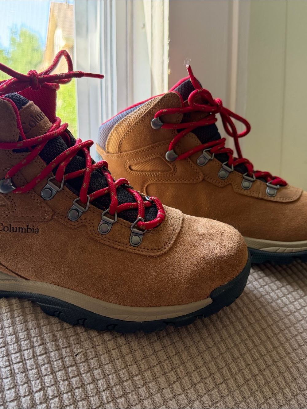 NEW - 9 Columbia Tan Suede Hiking Boots with Red Laces